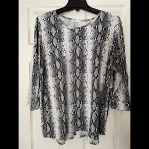 Dress Barn brand 3/4 sleeve top in dark blue/white